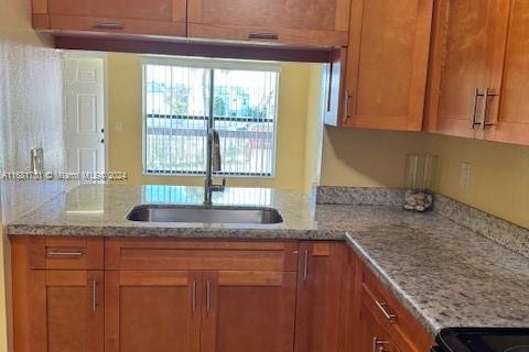 Condo in Pembroke Pines, Florida, 2 bedrooms  № 1413485 - photo 2