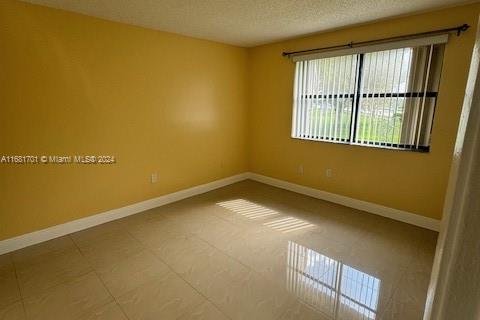 Condo in Pembroke Pines, Florida, 2 bedrooms  № 1413485 - photo 13