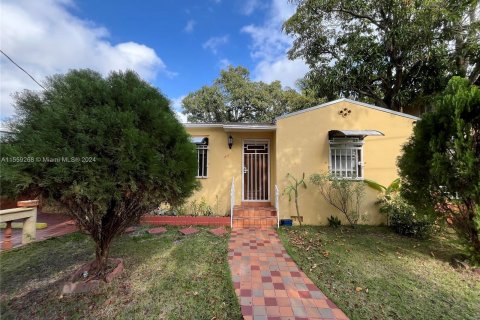 House in Miami, Florida 3 bedrooms, 141.21 sq.m. № 1080901 - photo 1