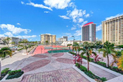 Copropriété à vendre à Hallandale Beach, Floride: 1 chambre, 120.77 m2 № 1080903 - photo 1