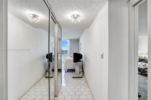 Condominio en venta en Hallandale Beach, Florida, 1 dormitorio, 120.77 m2 № 1080903 - foto 12