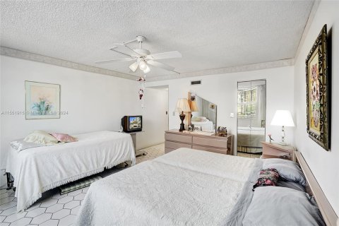 Condominio en venta en Hallandale Beach, Florida, 1 dormitorio, 120.77 m2 № 1080903 - foto 15