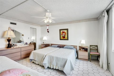 Copropriété à vendre à Hallandale Beach, Floride: 1 chambre, 120.77 m2 № 1080903 - photo 14