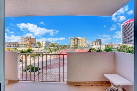 Copropriété à vendre à Hallandale Beach, Floride: 1 chambre, 120.77 m2 № 1080903 - photo 2