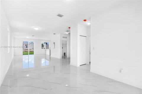 Adosado en venta en Miami, Florida, 5 dormitorios, 232.44 m2 № 1431296 - foto 10