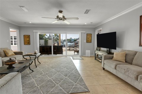 House in Pompano Beach, Florida 5 bedrooms, 239.69 sq.m. № 700449 - photo 15