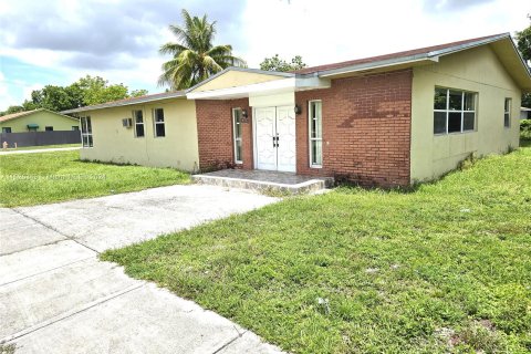 House in Miami Gardens, Florida 3 bedrooms, 203.46 sq.m. № 1281241 - photo 2