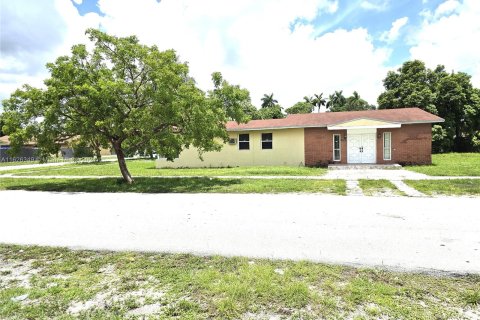 Villa ou maison à vendre à Miami Gardens, Floride: 3 chambres, 203.46 m2 № 1281241 - photo 4