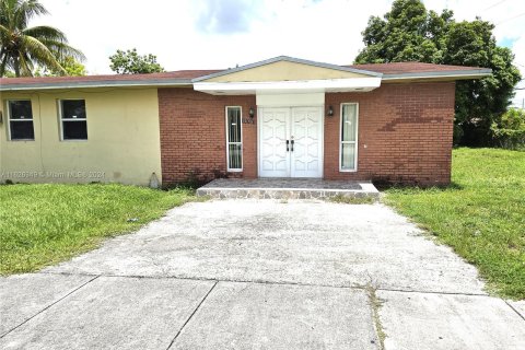 Villa ou maison à vendre à Miami Gardens, Floride: 3 chambres, 203.46 m2 № 1281241 - photo 1