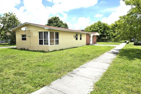 House in Miami Gardens, Florida 3 bedrooms, 203.46 sq.m. № 1281241 - photo 3