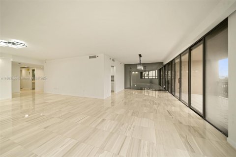 Condominio en venta en Bal Harbour, Florida, 2 dormitorios, 182.74 m2 № 1222260 - foto 11