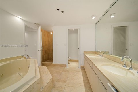 Condominio en venta en Bal Harbour, Florida, 2 dormitorios, 182.74 m2 № 1222260 - foto 14