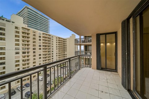 Condominio en venta en Bal Harbour, Florida, 2 dormitorios, 182.74 m2 № 1222260 - foto 18