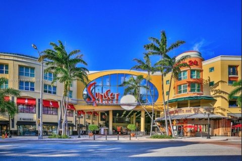 Купить коммерческую недвижимость в Саут-Майами, Флорида № 993915 - фото 16