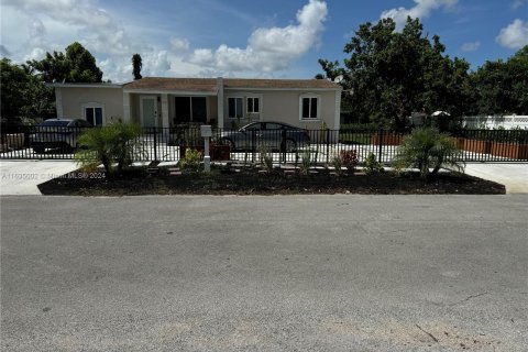 House in Miami, Florida 3 bedrooms, 119.66 sq.m. № 1305254 - photo 1