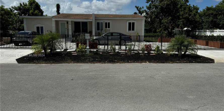 House in Miami, Florida 3 bedrooms, 119.66 sq.m. № 1305254