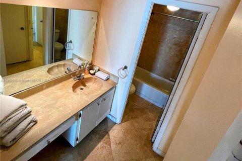 Condo in Miami Beach, Florida, 1 bedroom  № 1224779 - photo 2