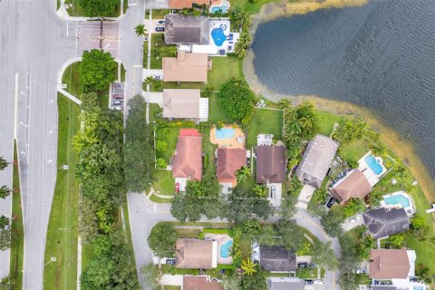 Villa ou maison à vendre à Pembroke Pines, Floride: 4 chambres, 205.59 m2 № 722678 - photo 2