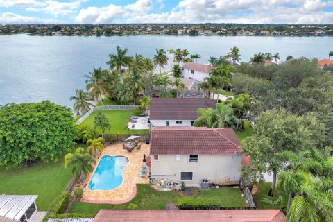 Villa ou maison à vendre à Pembroke Pines, Floride: 4 chambres, 205.59 m2 № 722678 - photo 3