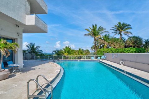 Condominio en venta en Surfside, Florida, 2 dormitorios, 119.38 m2 № 1132526 - foto 20