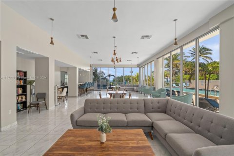 Condominio en venta en Surfside, Florida, 2 dormitorios, 119.38 m2 № 1132526 - foto 22