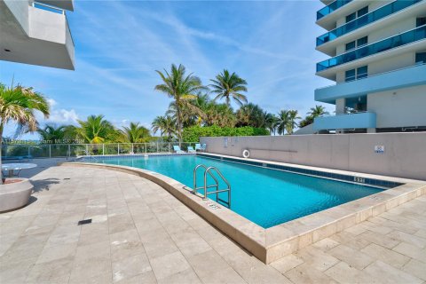 Condominio en venta en Surfside, Florida, 2 dormitorios, 119.38 m2 № 1132526 - foto 19