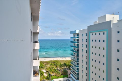 Condominio en venta en Surfside, Florida, 2 dormitorios, 119.38 m2 № 1132526 - foto 16