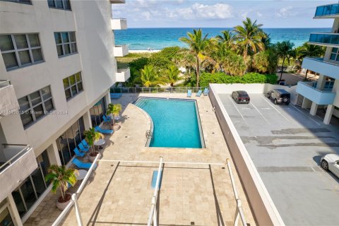 Condominio en venta en Surfside, Florida, 2 dormitorios, 119.38 m2 № 1132526 - foto 21