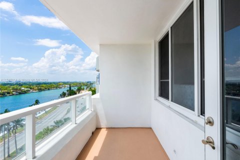 Condo in Miami Beach, Florida, 1 bedroom  № 1189274 - photo 16