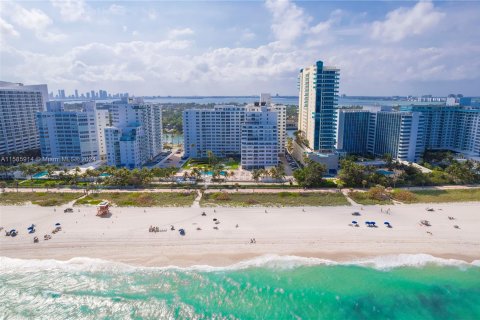 Condo in Miami Beach, Florida, 1 bedroom  № 1189274 - photo 21