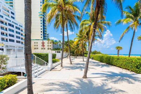 Condo in Miami Beach, Florida, 1 bedroom  № 1189274 - photo 20