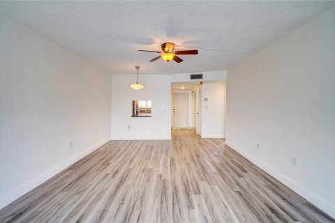 Condo in Sunrise, Florida, 2 bedrooms  № 998668 - photo 23