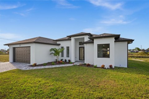 House in Cape Coral, Florida 3 bedrooms, 180.23 sq.m. № 1333851 - photo 27