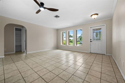 House in Cape Coral, Florida 3 bedrooms, 157.28 sq.m. № 1382107 - photo 17