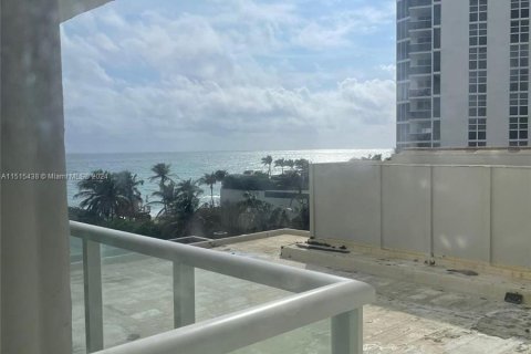 Condominio en venta en Sunny Isles Beach, Florida, 33.44 m2 № 951700 - foto 8