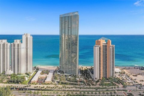 Condo in Sunny Isles Beach, Florida, 2 bedrooms  № 308252 - photo 1