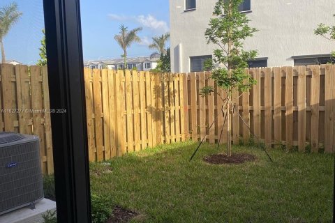 Townhouse in Homestead, Florida 3 bedrooms № 1288997 - photo 16