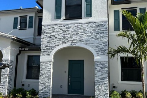 Townhouse in Homestead, Florida 3 bedrooms № 1288997 - photo 1