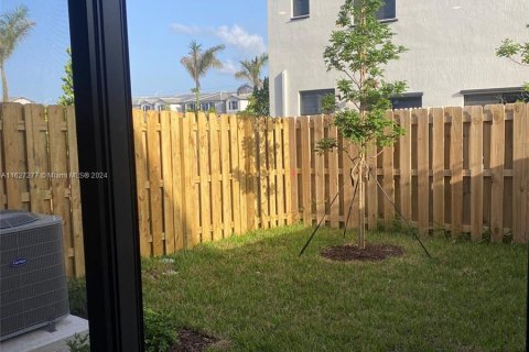 Townhouse in Homestead, Florida 3 bedrooms № 1288997 - photo 15