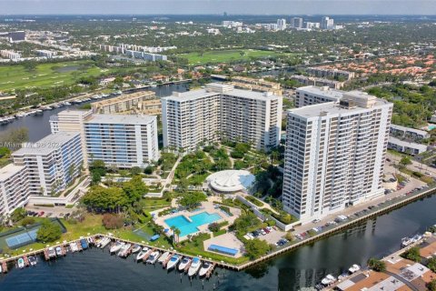 Condominio en venta en Hallandale Beach, Florida, 2 dormitorios, 146.79 m2 № 1215286 - foto 4