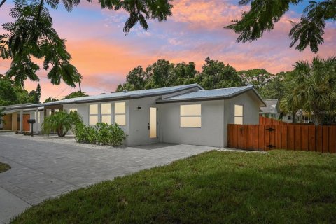 House in Sarasota, Florida 3 bedrooms, 135.92 sq.m. № 1347471 - photo 2