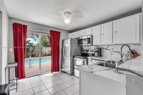 Villa ou maison à vendre à Pompano Beach, Floride: 3 chambres, 107.67 m2 № 1374352 - photo 3