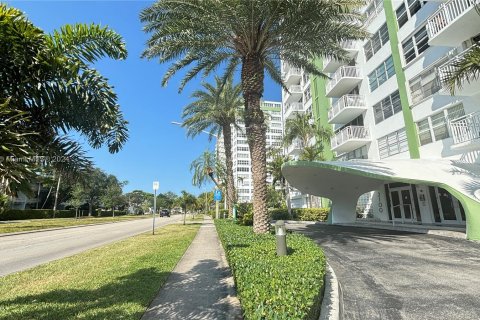 Купить кондоминиум в Норт-Майами, Флорида 1 спальня, 79.62м2, № 1135165 - фото 3