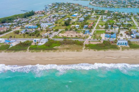 House in Hutchinson Island South, Florida 3 bedrooms, 336.4 sq.m. № 1079439 - photo 1