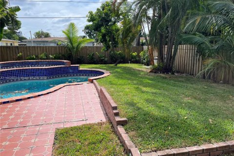 House in North Miami Beach, Florida 3 bedrooms, 109.25 sq.m. № 825189 - photo 4