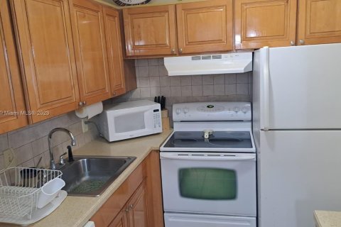 Condo in West Palm Beach, Florida, 1 bedroom  № 681749 - photo 9