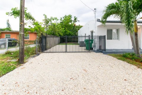 House in Miami, Florida 4 bedrooms, 99.03 sq.m. № 1189396 - photo 3