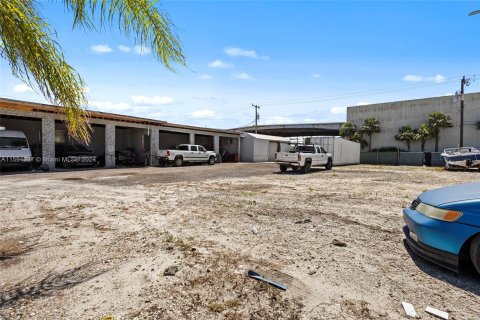 Propiedad comercial en venta en Lake Worth, Florida № 1189370 - foto 15