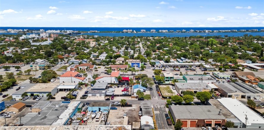 Propiedad comercial en Lake Worth, Florida № 1189370