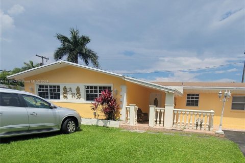 Villa ou maison à vendre à Cutler Bay, Floride: 3 chambres, 207.26 m2 № 940665 - photo 9